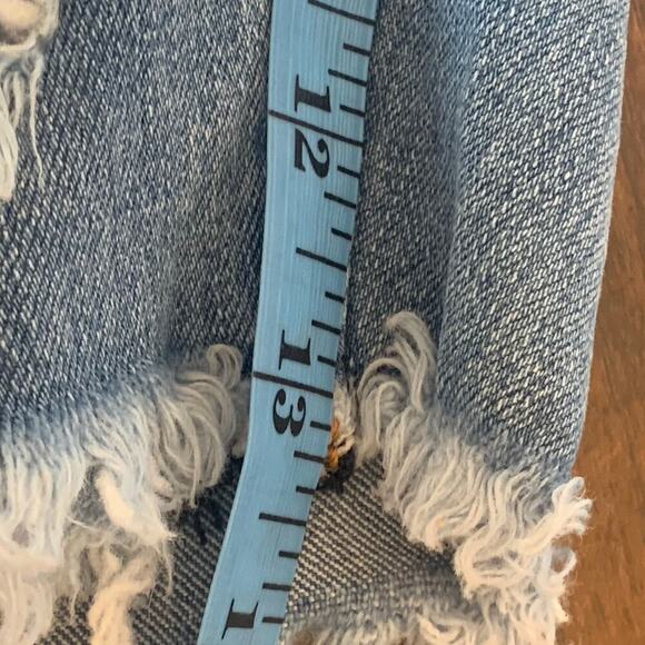 Fashion Nova Distressed Capri Jeans Size 3 - Picture 6 of 6